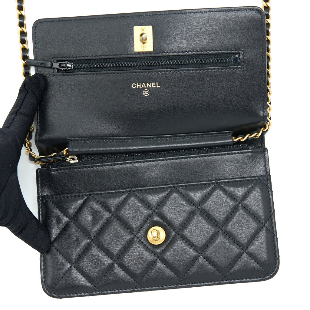 chanel-21s-wallet-on-chain-with-pearl-cc-logo-round-handle-lambskin-black-brushed-ghw
