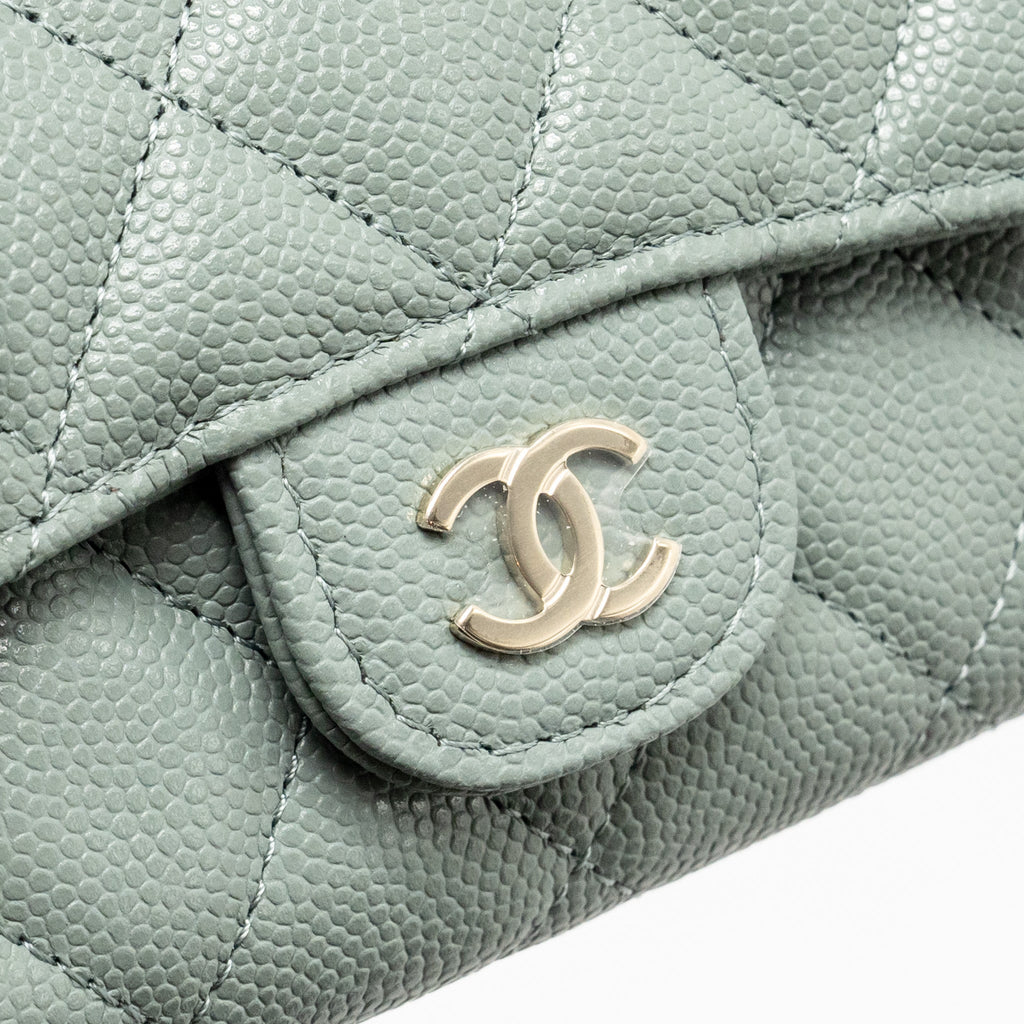 chanel-classic-flap-card-holder-caviar-light-green-lghwmicrochip