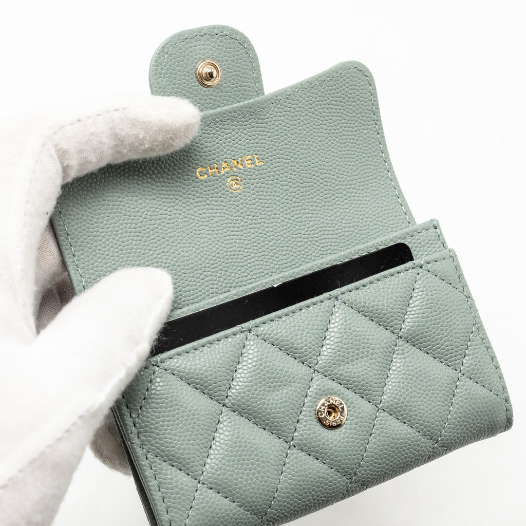 chanel-classic-flap-card-holder-caviar-light-green-lghwmicrochip