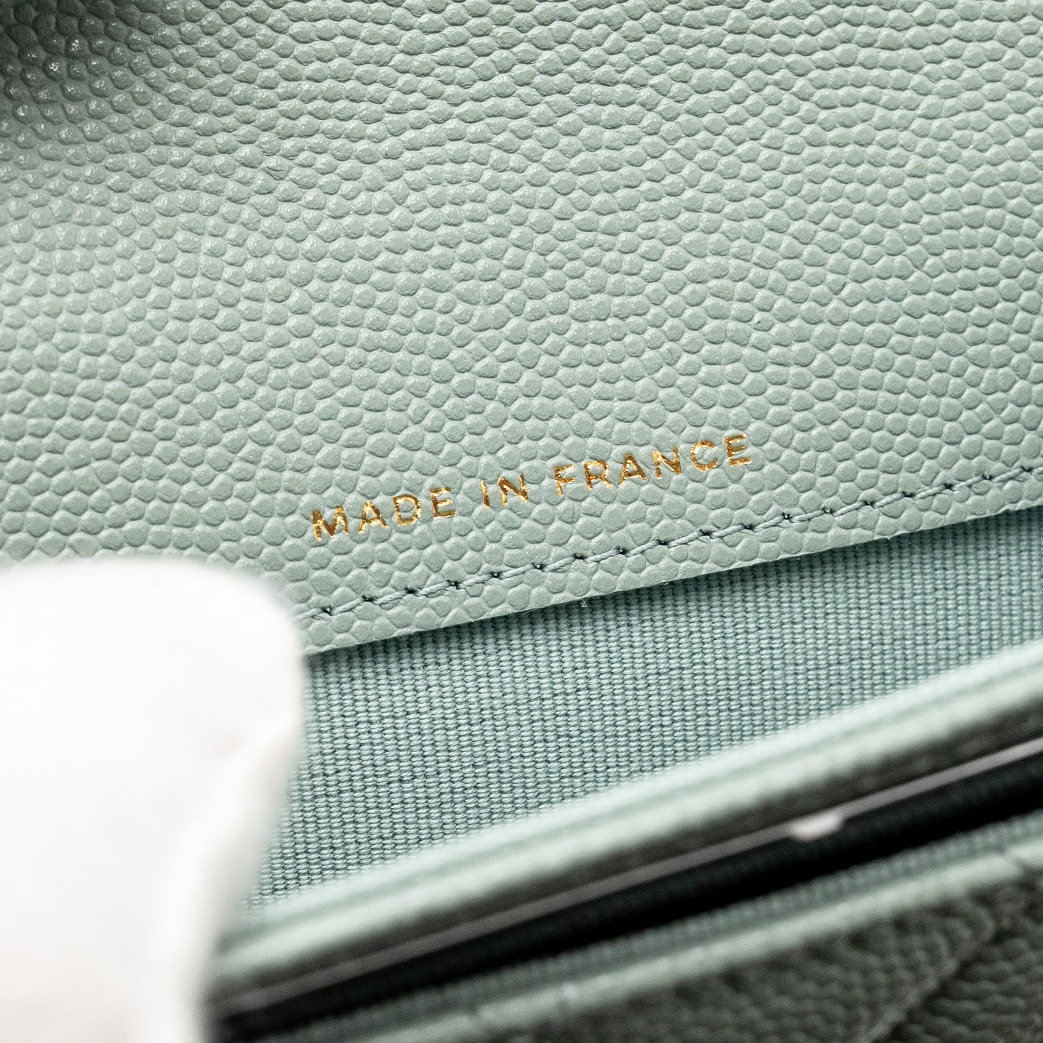 chanel-classic-flap-card-holder-caviar-light-green-lghwmicrochip