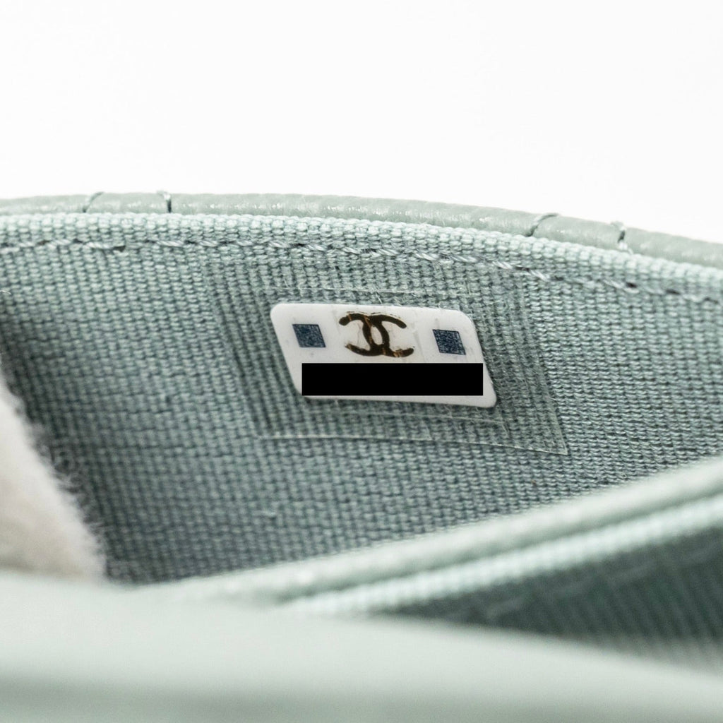 chanel-classic-flap-card-holder-caviar-light-green-lghwmicrochip