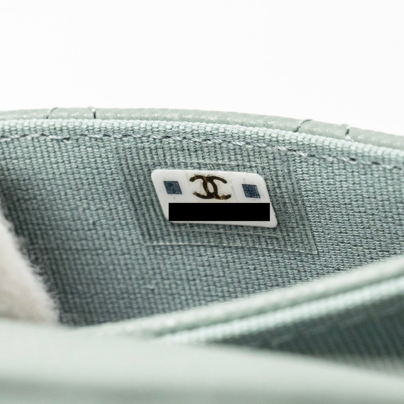 chanel-classic-flap-card-holder-caviar-light-green-lghwmicrochip