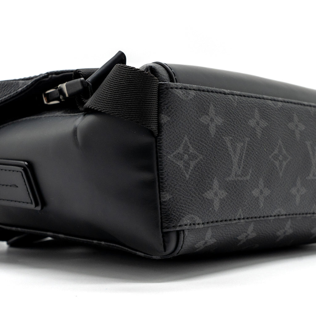 louis-vuitton-messenger-pm-voyoger-monogram-eclipse-canvas-shw