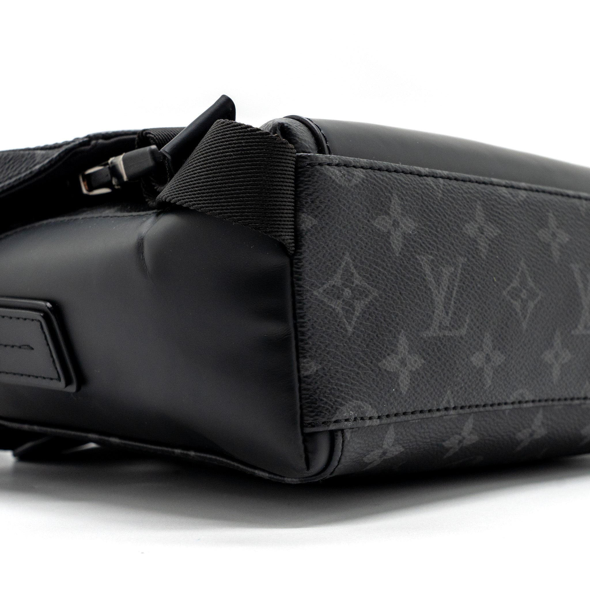 louis-vuitton-messenger-pm-voyoger-monogram-eclipse-canvas-shw