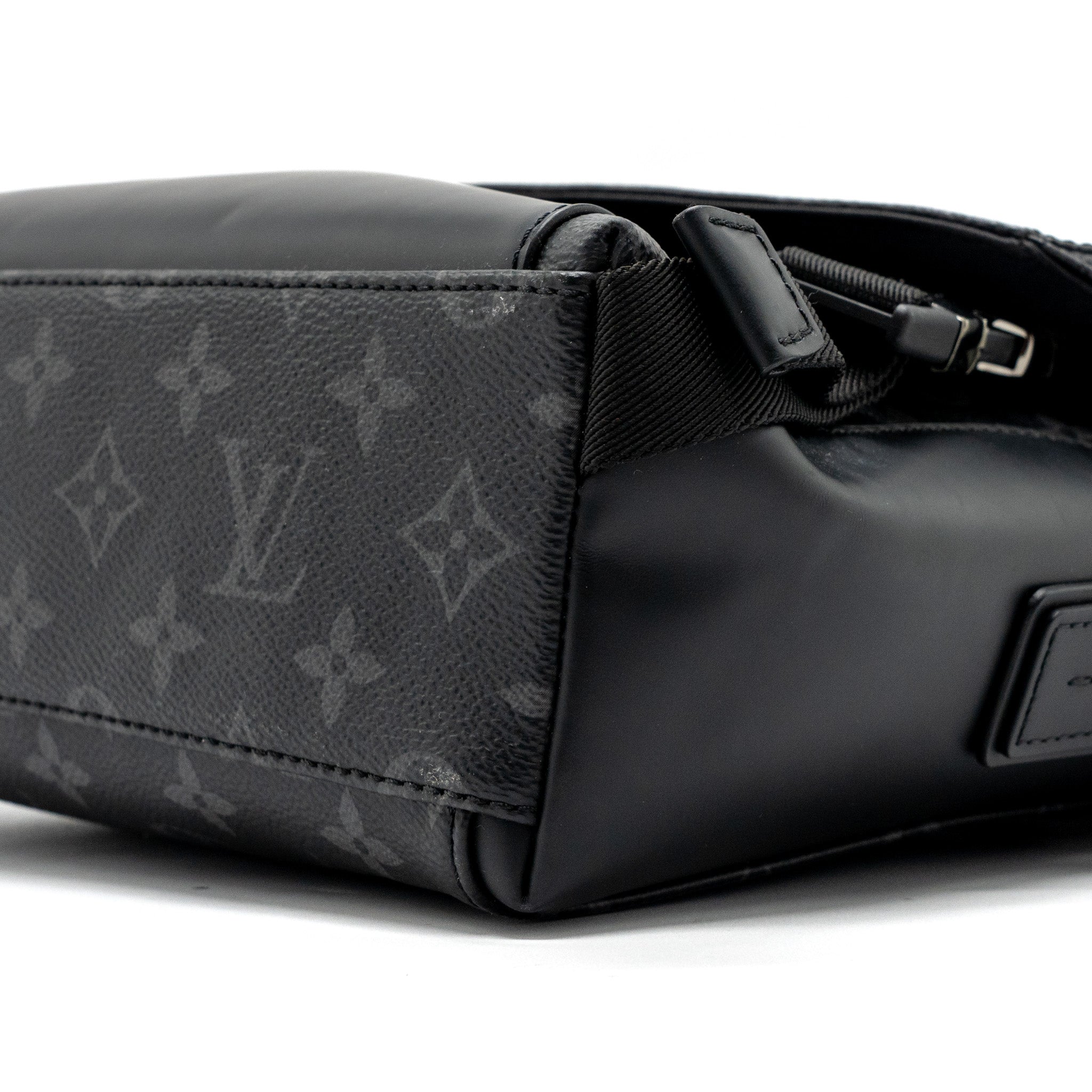 louis-vuitton-messenger-pm-voyoger-monogram-eclipse-canvas-shw