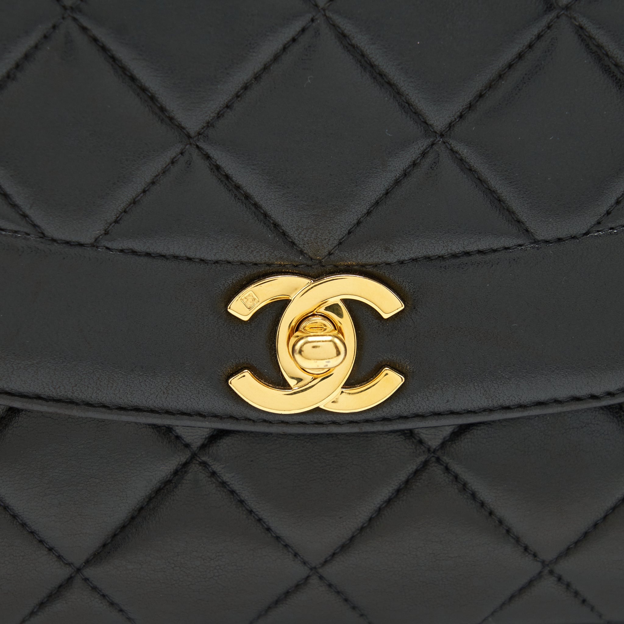chanel-vintage-medium-diana-flap-bag-lambskin-black-ghw