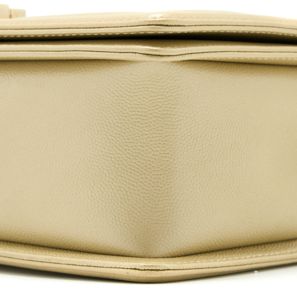 chanel-medium-boy-caviar-gold-lghw