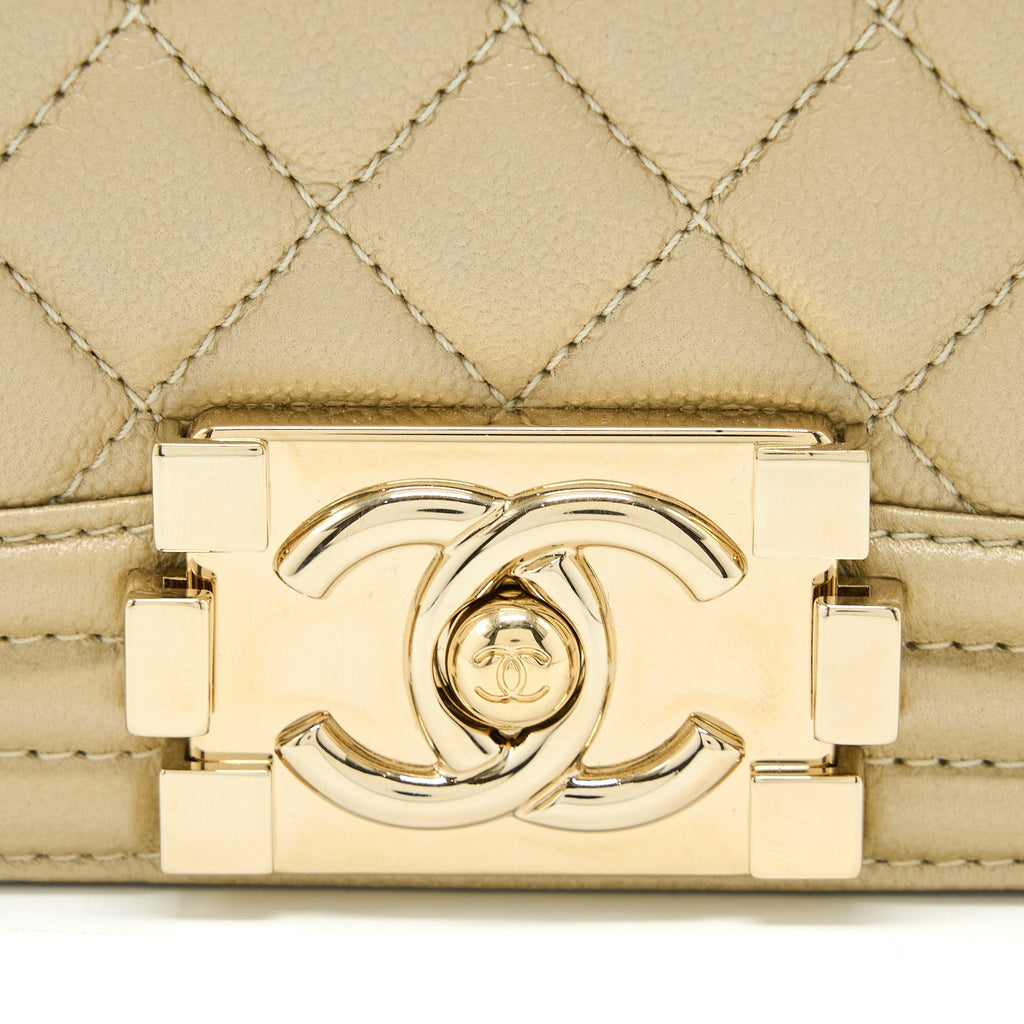 chanel-medium-boy-caviar-gold-lghw