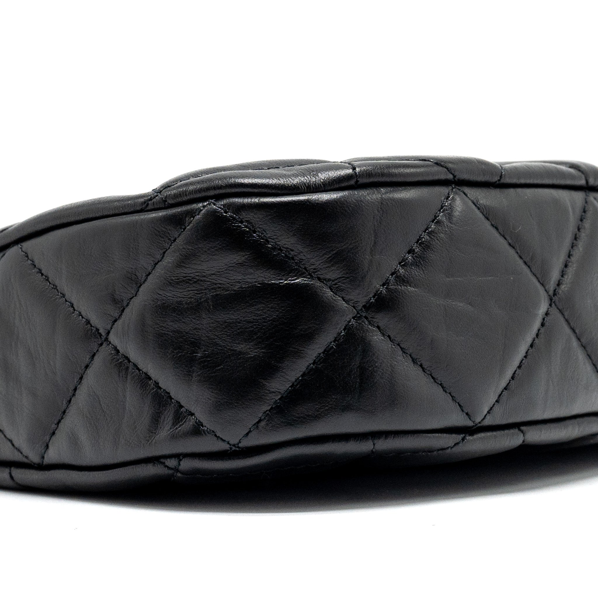 chanel-23k-19-hobo-bag-calfskin-black-ghwmicrochip