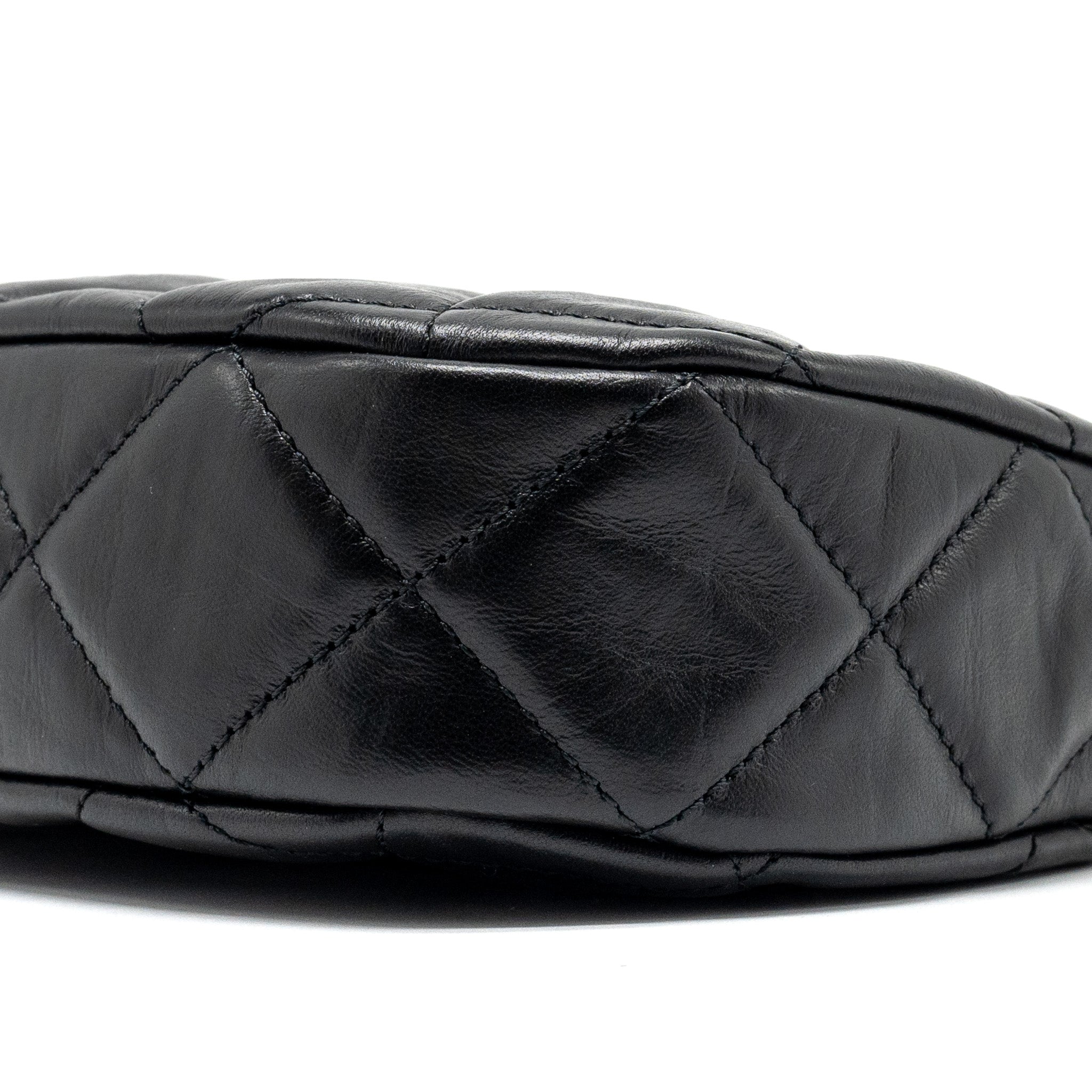 chanel-23k-19-hobo-bag-calfskin-black-ghwmicrochip