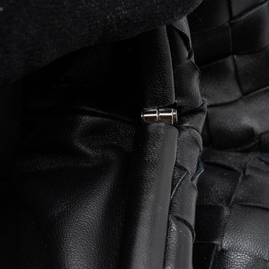 bottega-veneta-pouch-intrecciato-leather-clutch-lambskin-black