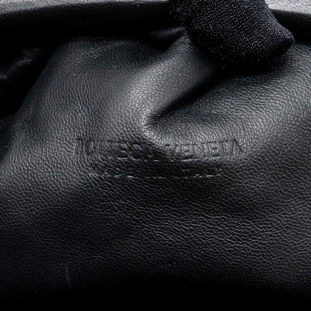 bottega-veneta-pouch-intrecciato-leather-clutch-lambskin-black