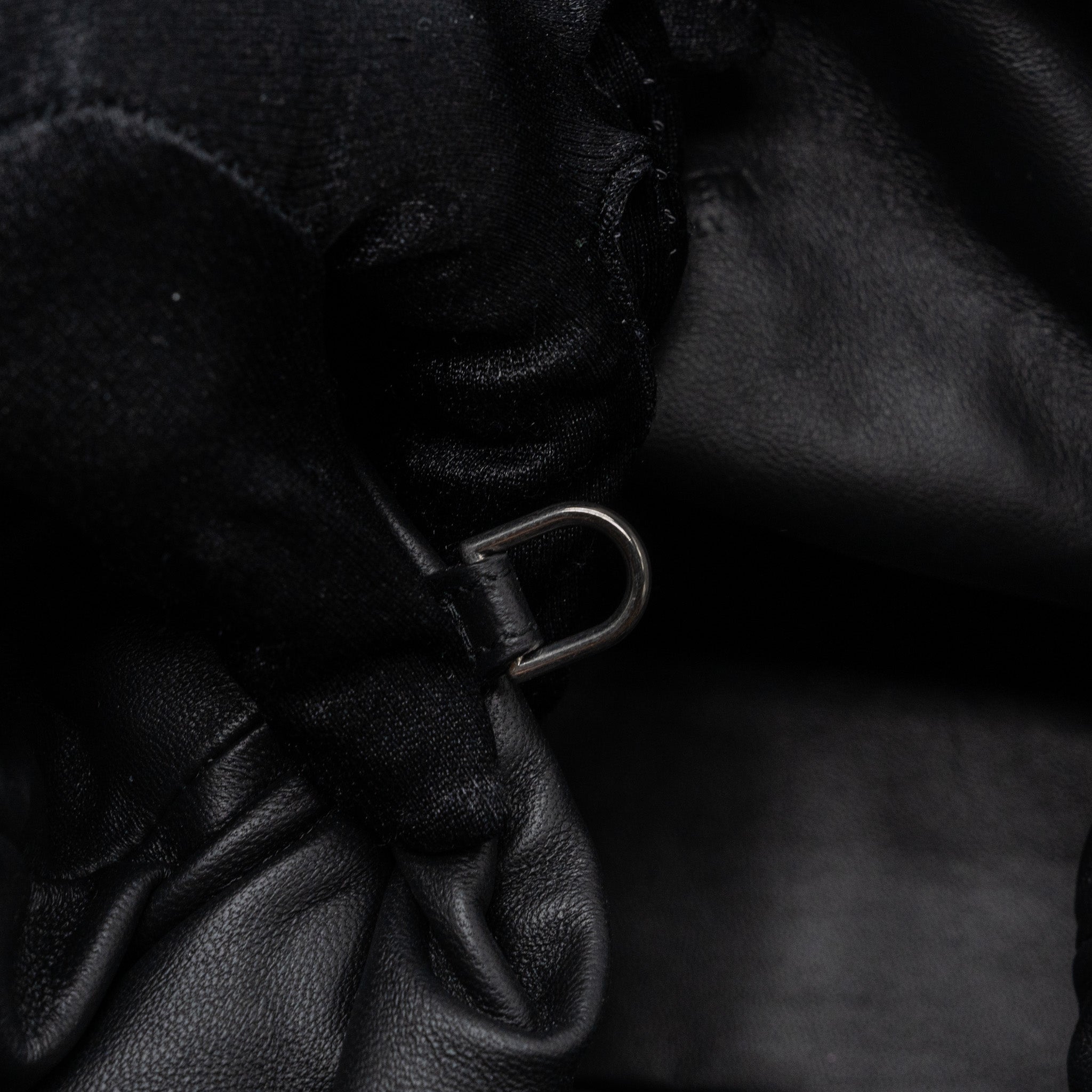 bottega-veneta-pouch-intrecciato-leather-clutch-lambskin-black