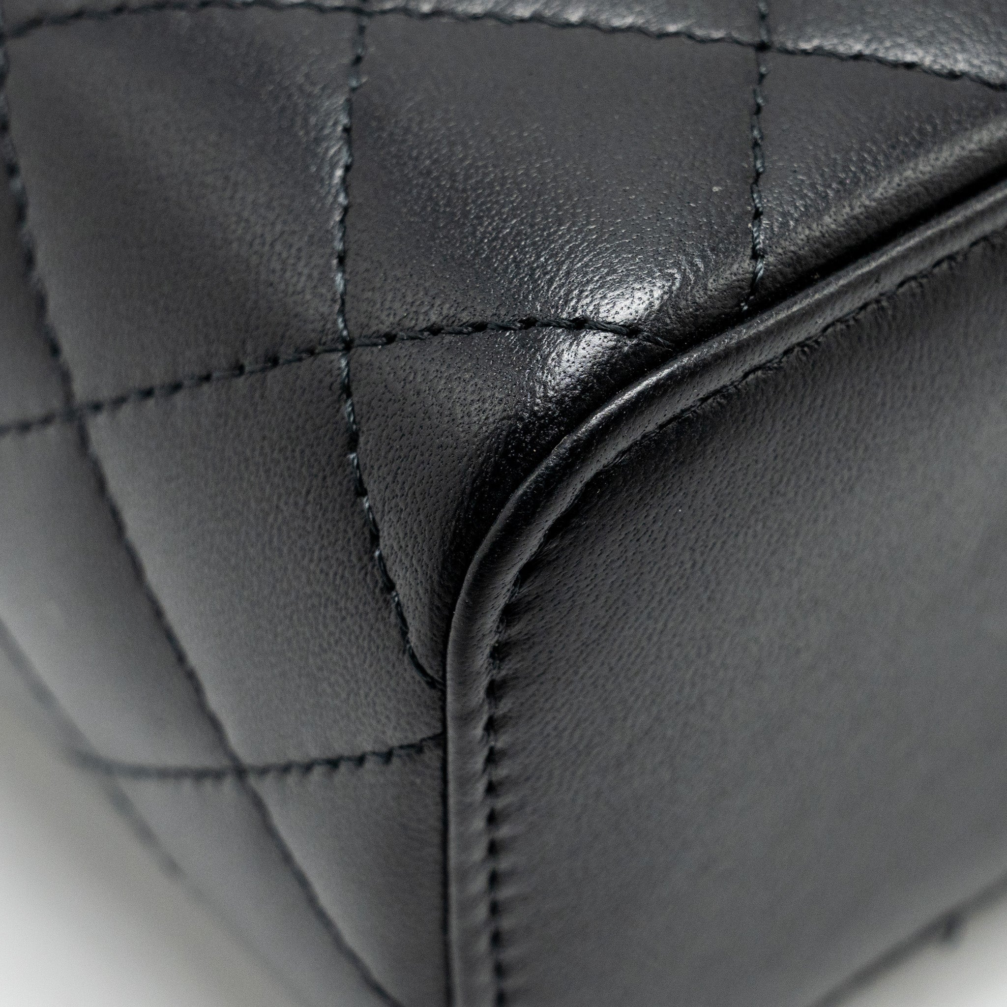 chanel-pearl-crush-mini-vanity-case-lambskin-black-ghw-copy