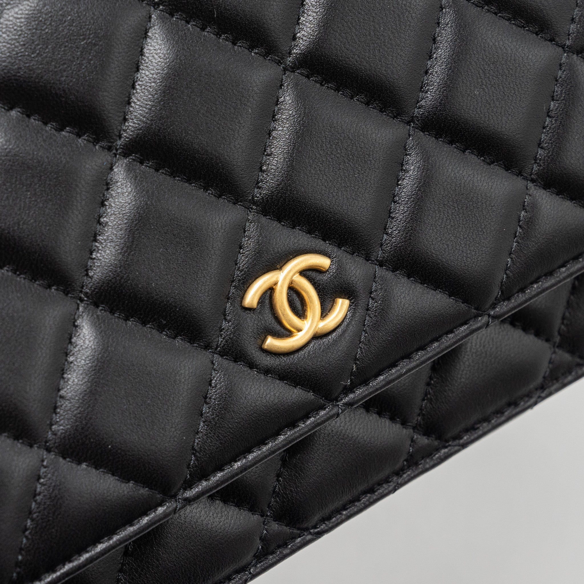 chanel-coco-heart-wallet-on-chain-lambskin-blackmicrochip