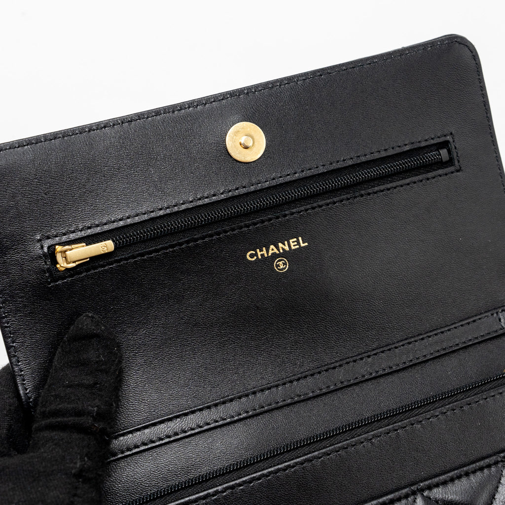 chanel-coco-heart-wallet-on-chain-lambskin-blackmicrochip