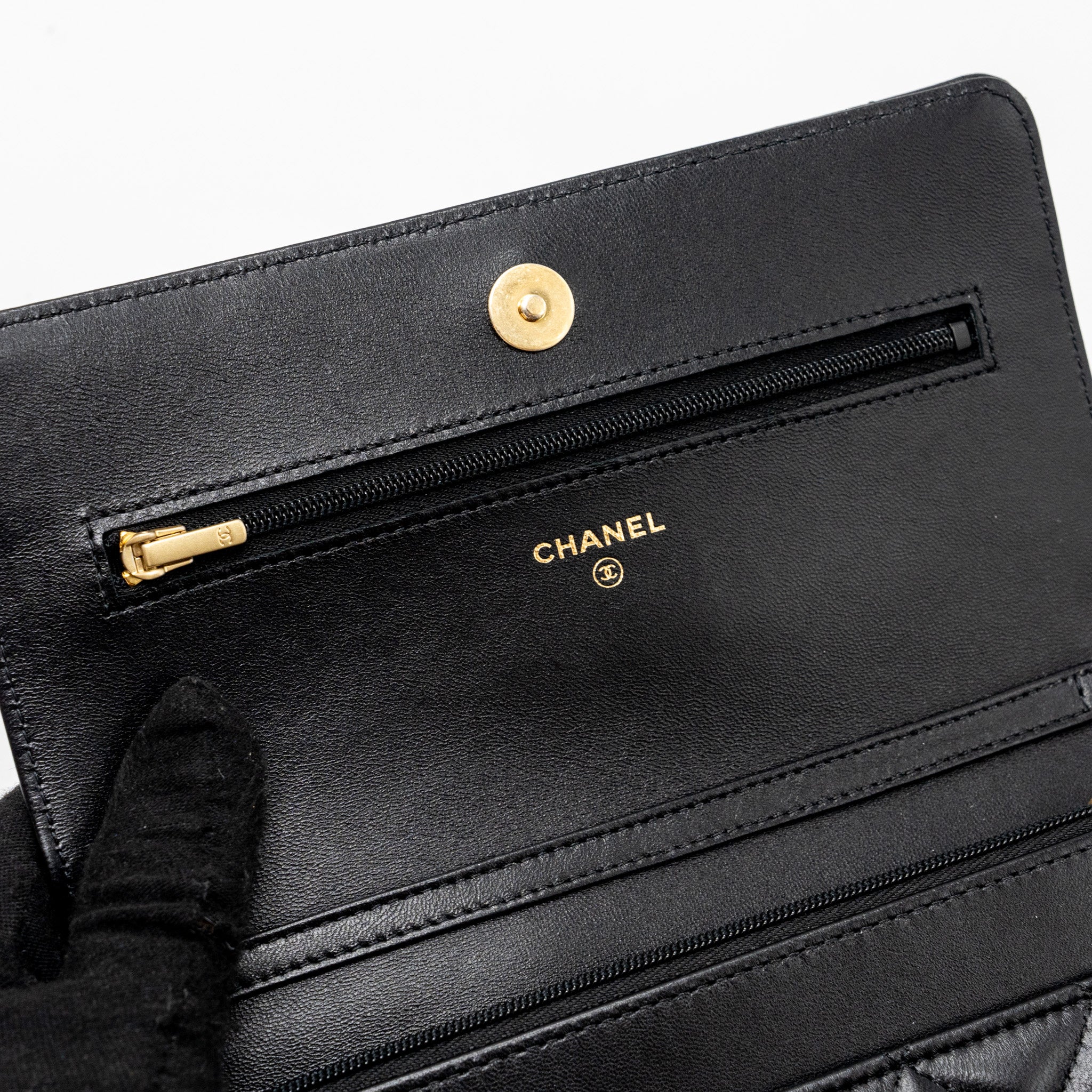 chanel-coco-heart-wallet-on-chain-lambskin-blackmicrochip