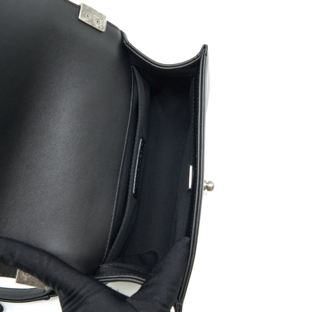 chanel-small-boy-calfskin-black-ruthenium-sliver-hardware-1