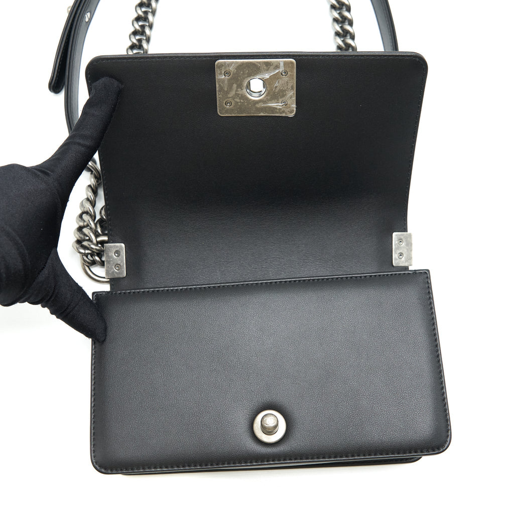 chanel-small-boy-calfskin-black-ruthenium-sliver-hardware-1