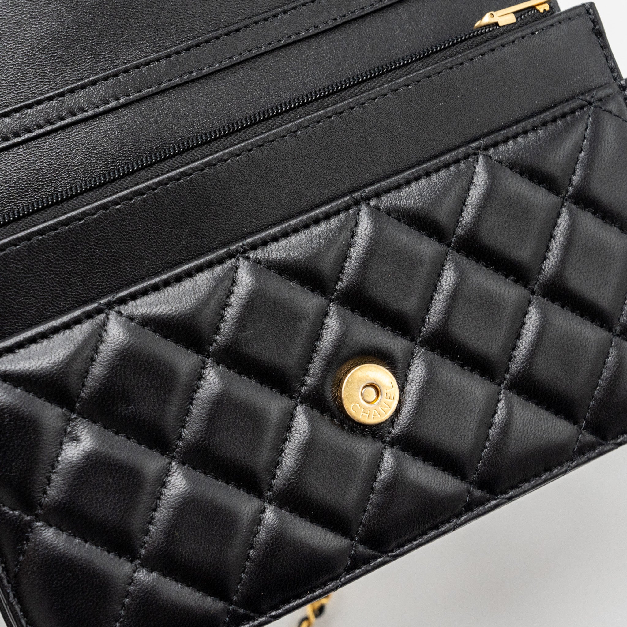 chanel-coco-heart-wallet-on-chain-lambskin-blackmicrochip