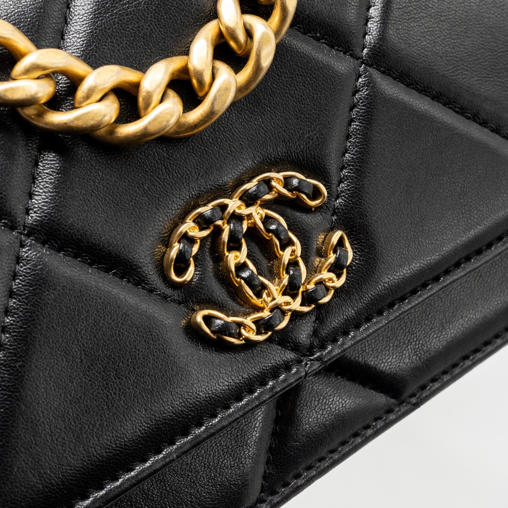 chanel-19-wallet-on-chain-lambskin-black-multicolour-hardware