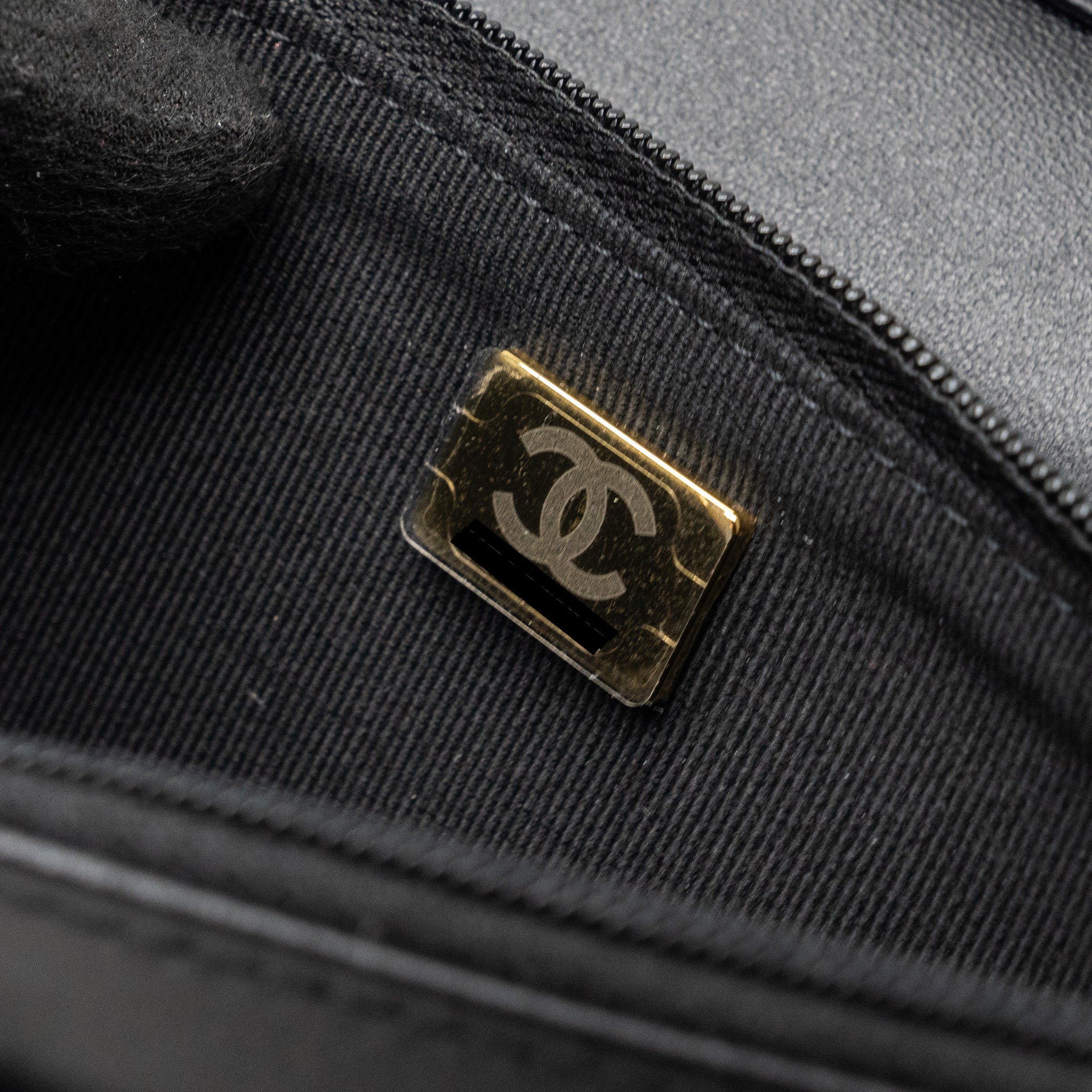 chanel-coco-heart-wallet-on-chain-lambskin-blackmicrochip