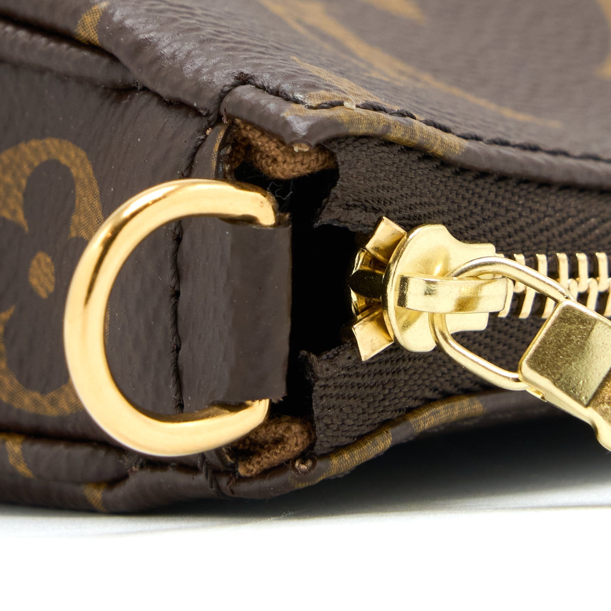 louis-vuitton-pochette-accessories-monogram-canvas-ghw-2