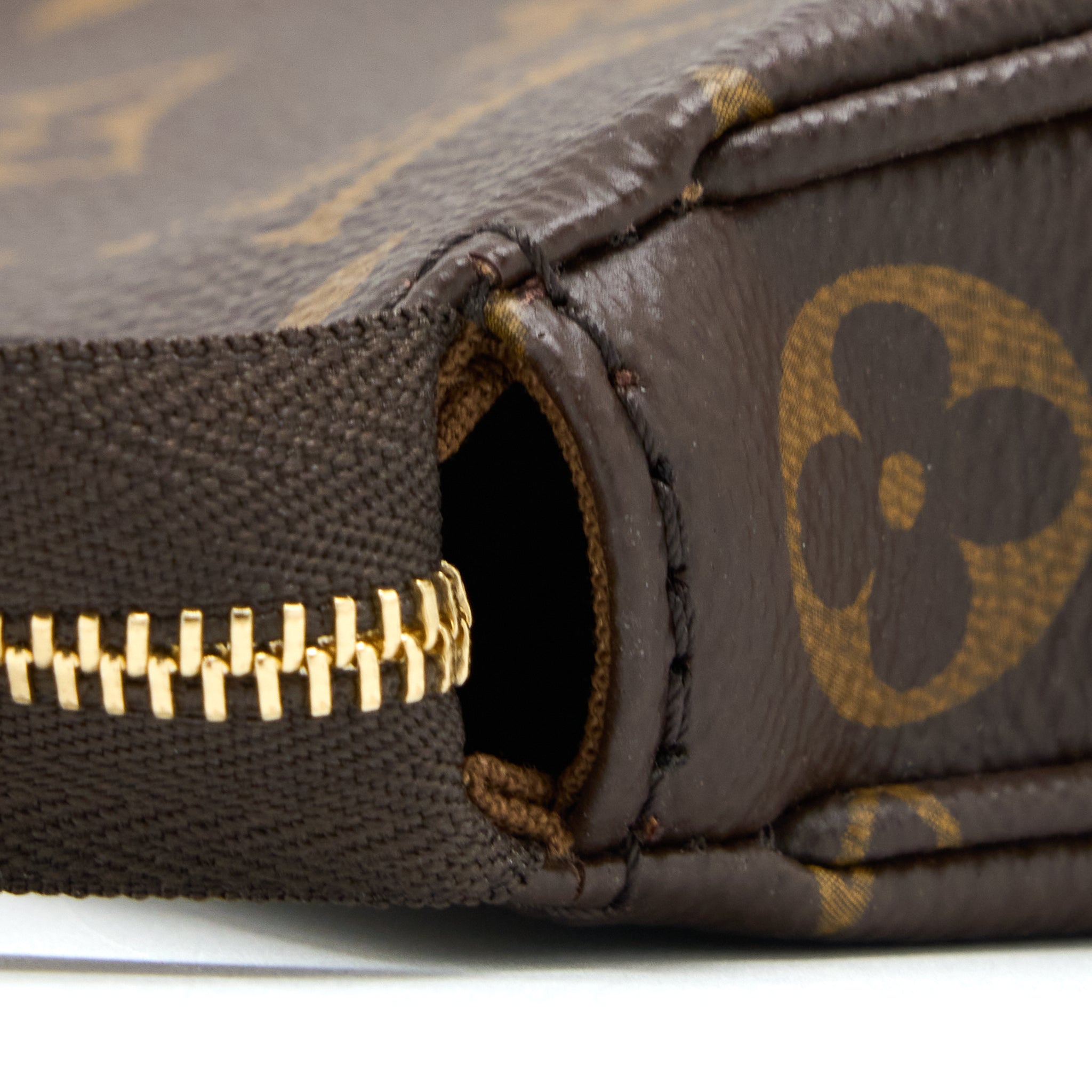 louis-vuitton-pochette-accessories-monogram-canvas-ghw-2