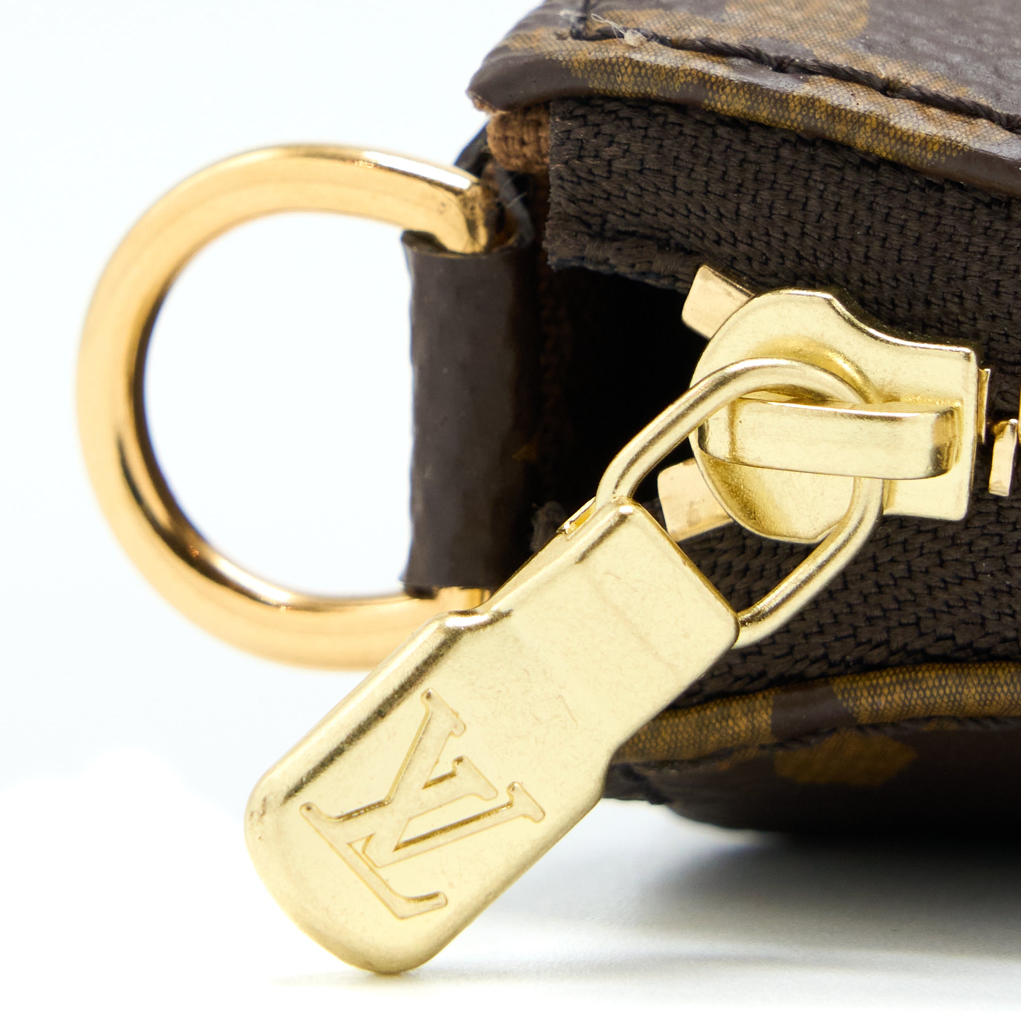 louis-vuitton-pochette-accessories-monogram-canvas-ghw-2
