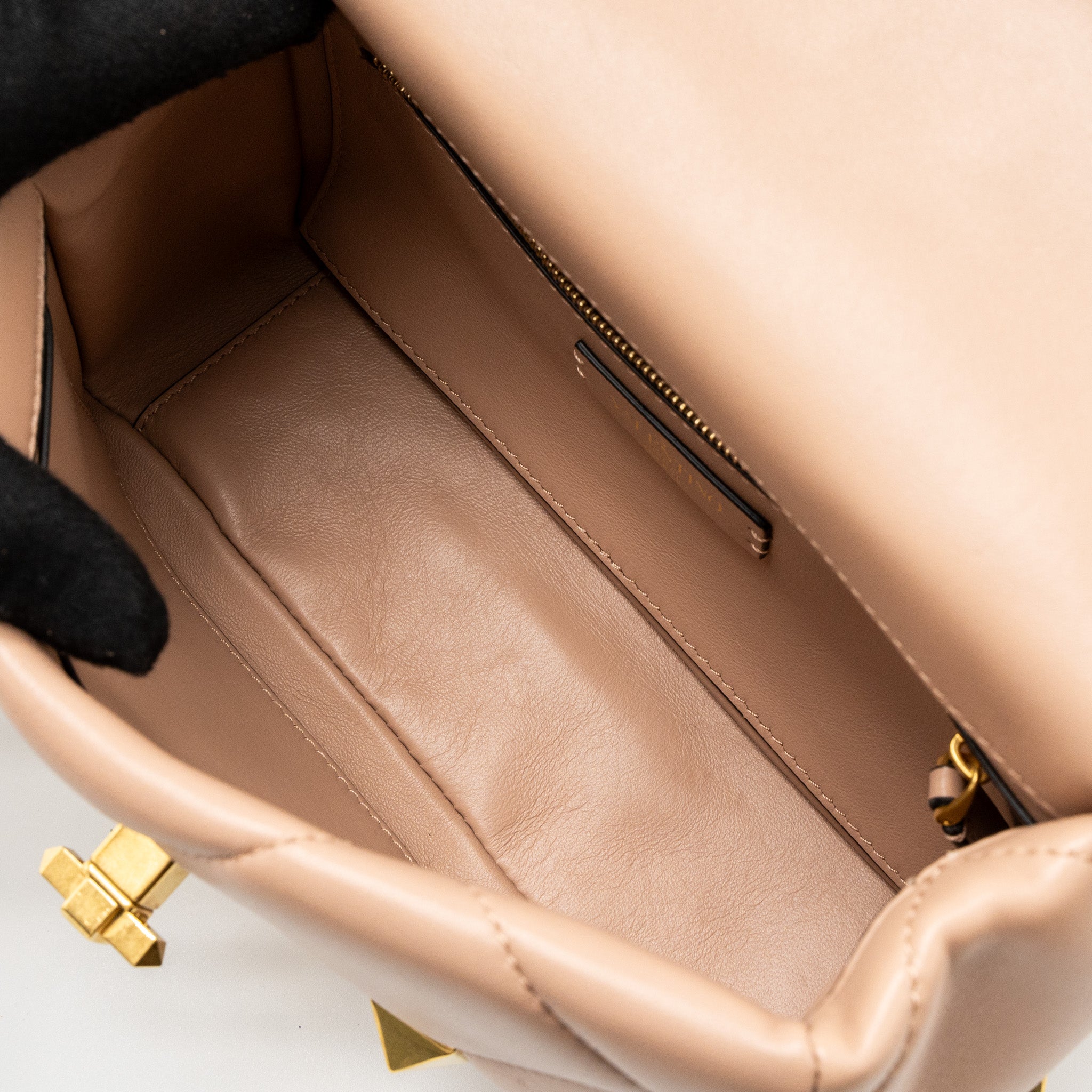 valentino-medium-roman-stud-shoulder-bag-nappa-poudre-ghw