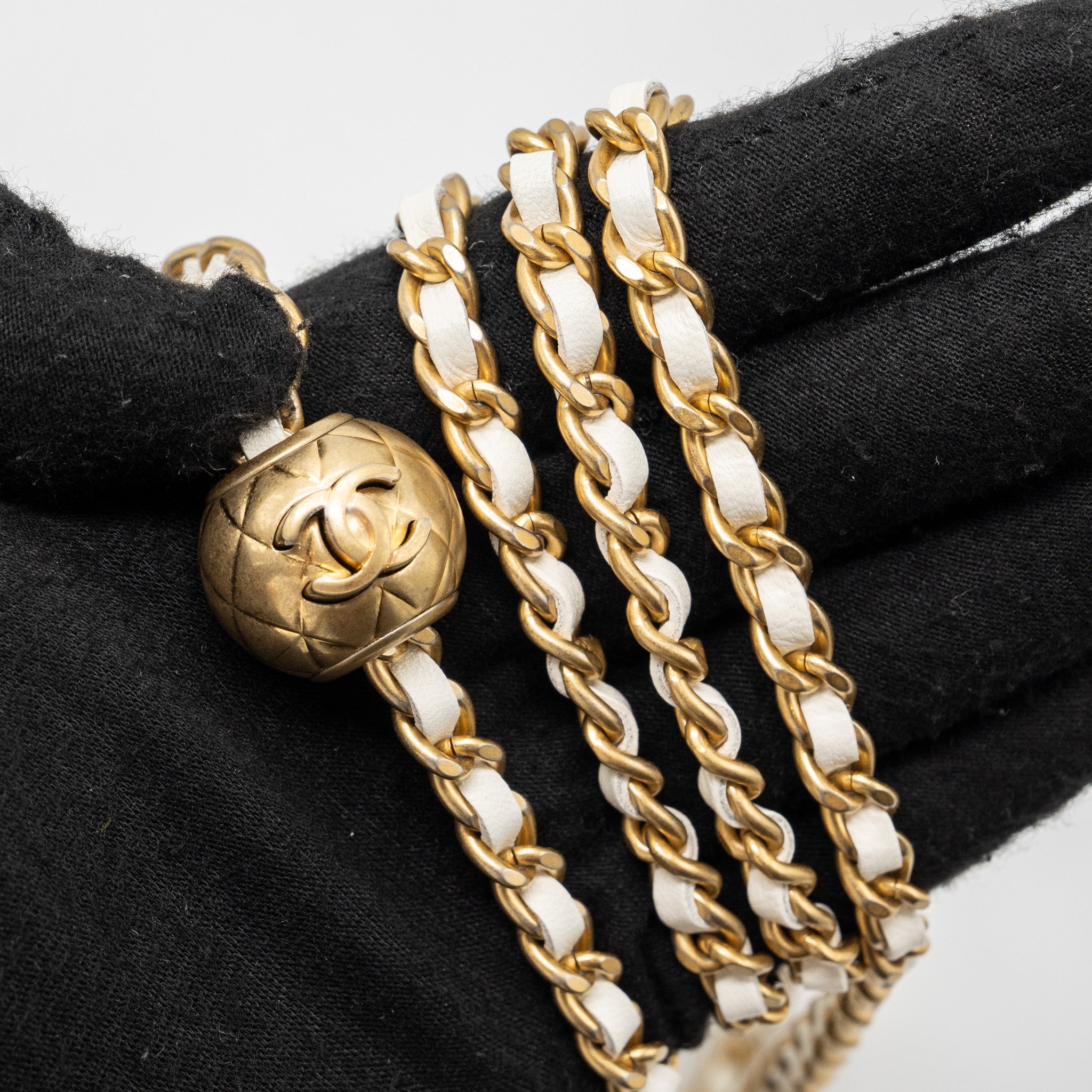 chanel-pearl-crush-wallet-on-chain-lambskin-white-ghw-microchip-copy-1