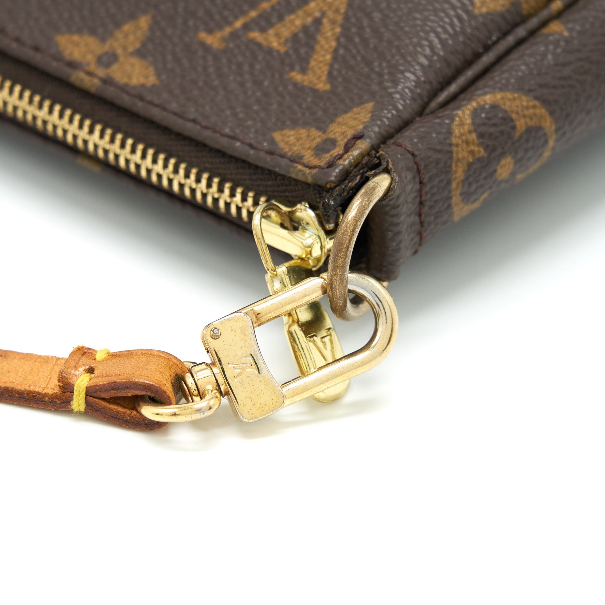 louis-vuitton-vintage-pochette-accessories-monogram-canvas-ghw