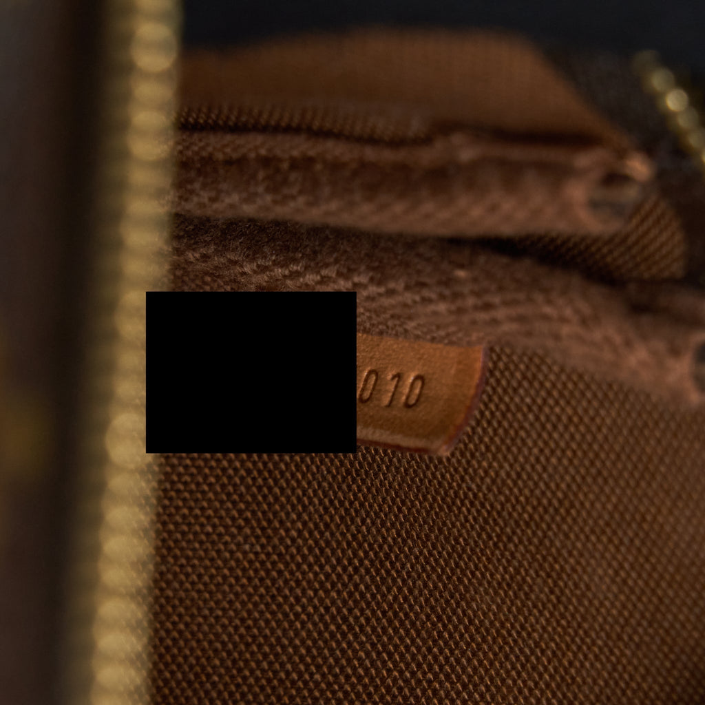 louis-vuitton-vintage-pochette-accessories-monogram-canvas-ghw