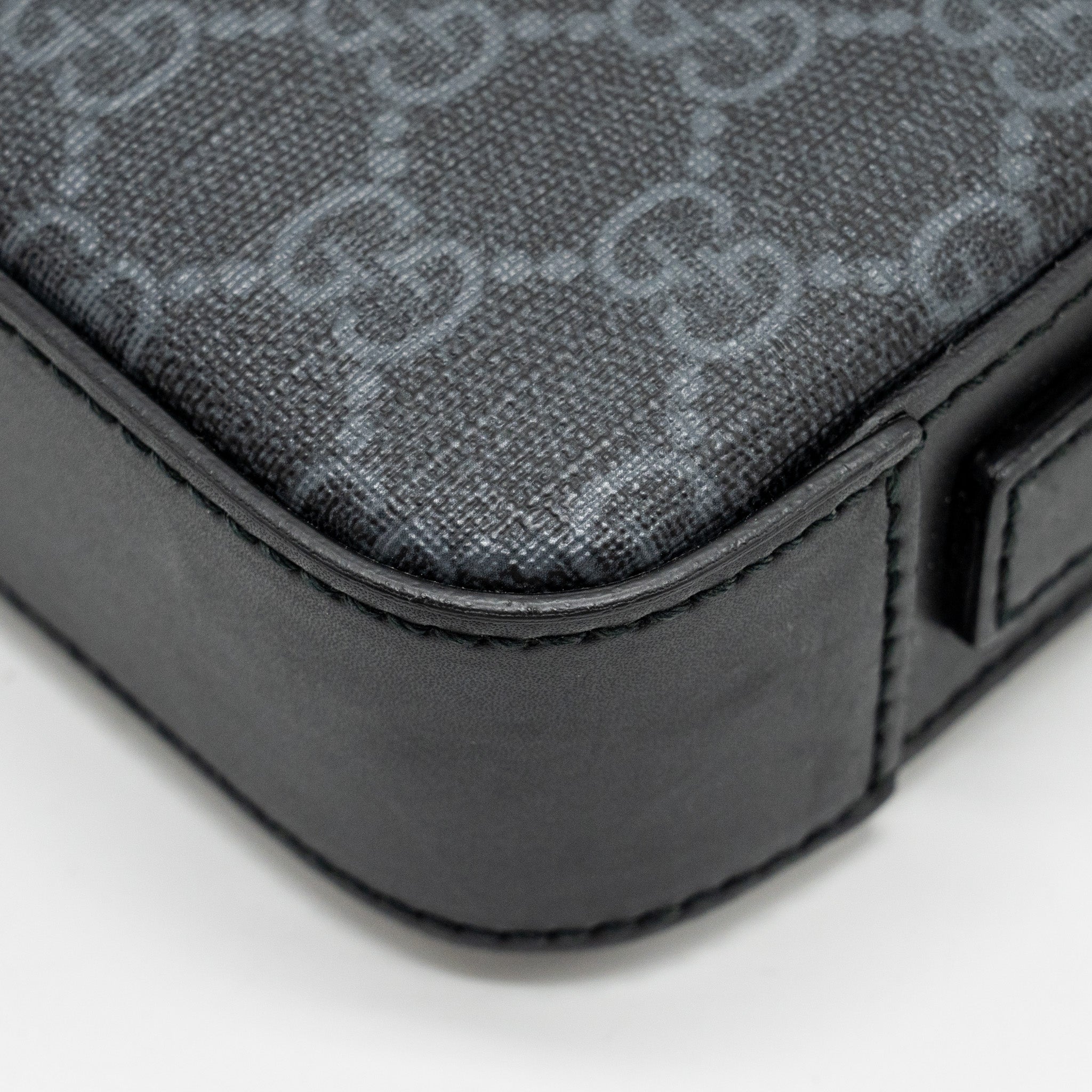 gucci-pouch-gg-supreme-canvas-black-shw