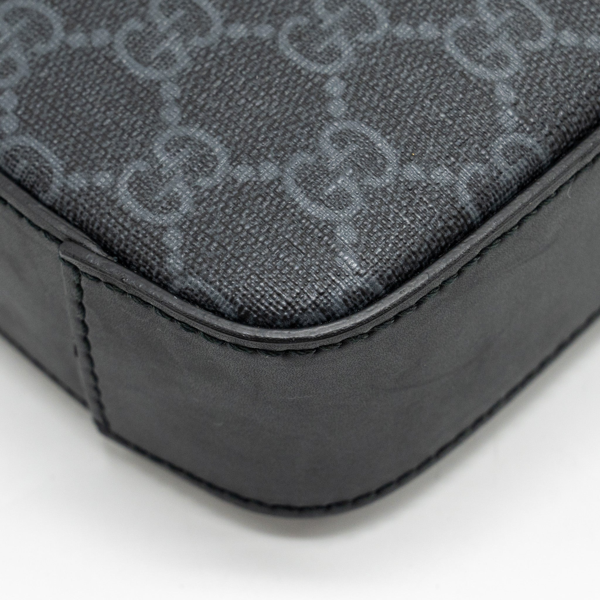 gucci-pouch-gg-supreme-canvas-black-shw