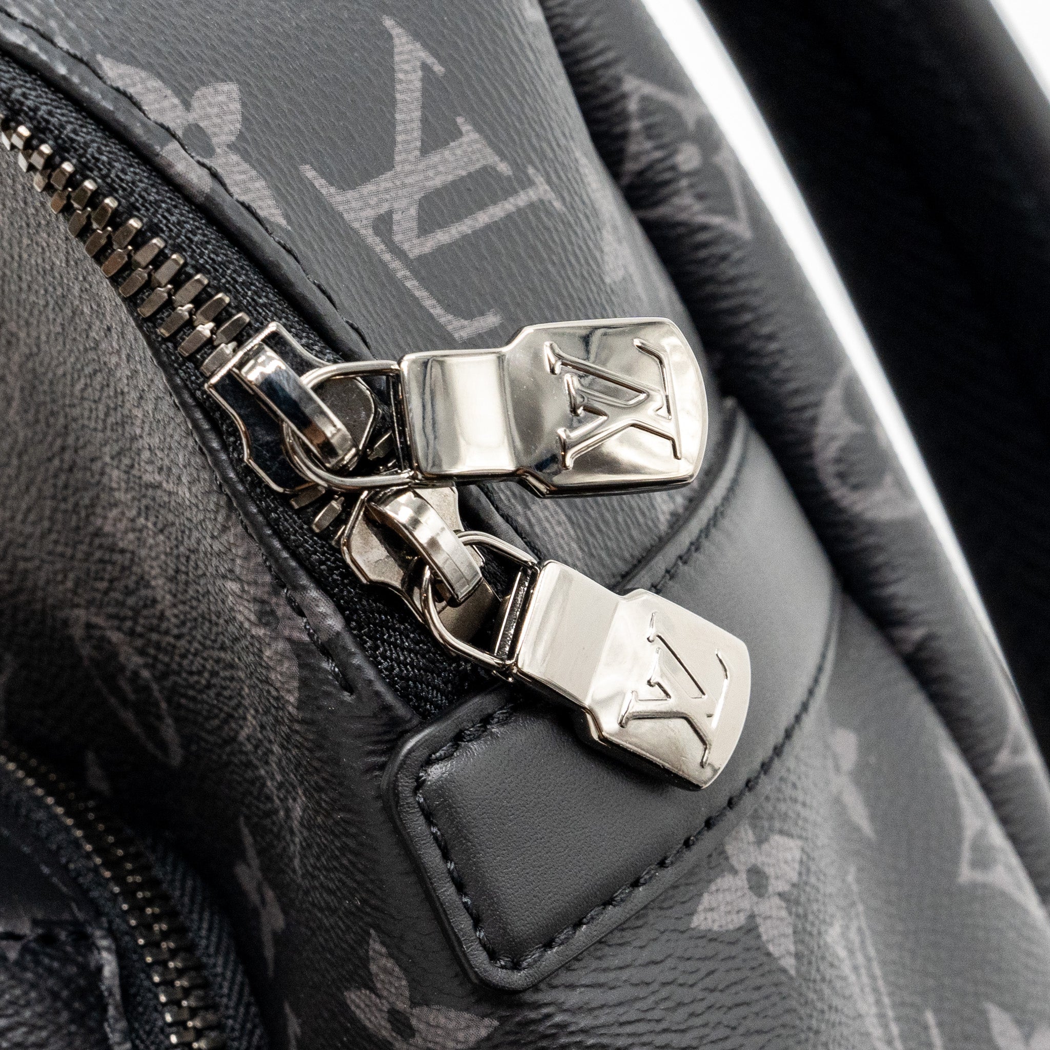 louis-vuitton-discovery-backpack-pm-monogram-canvas-black-shw