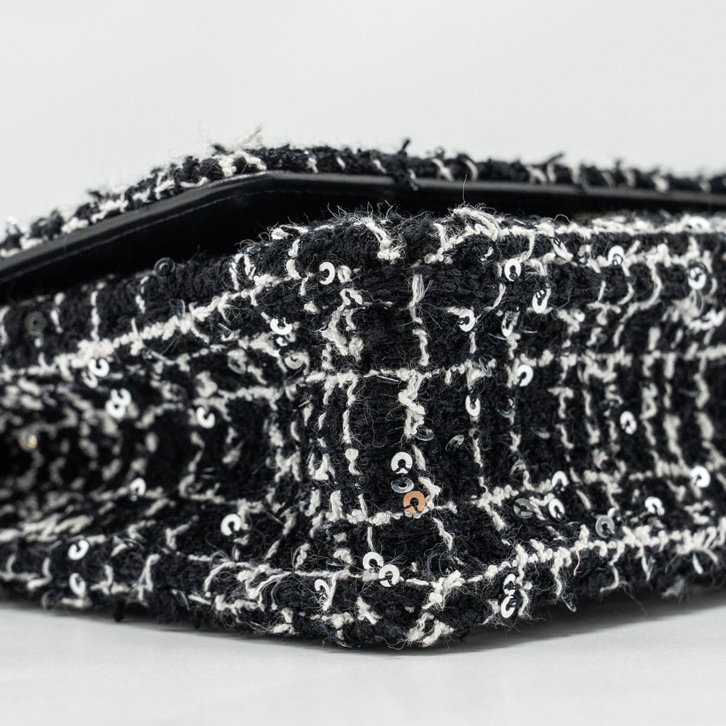 chanel-24p-detail-chains-wallet-on-chain-tweed-sequins-black-white-lghwmicrochip