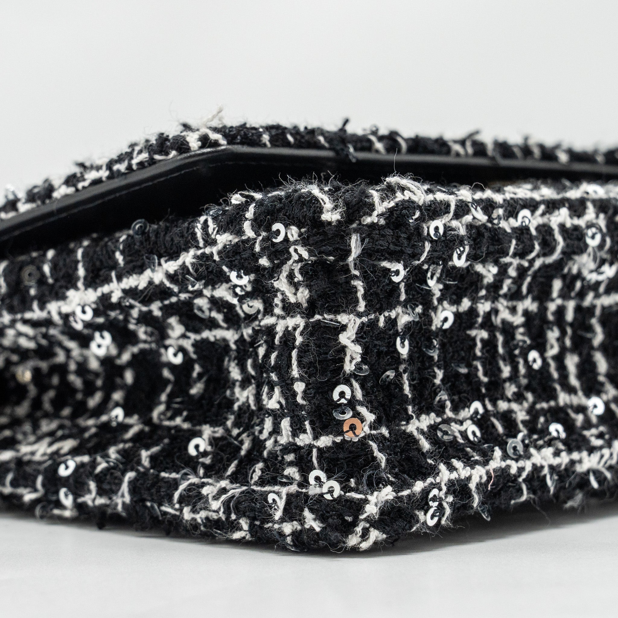 chanel-24p-detail-chains-wallet-on-chain-tweed-sequins-black-white-lghwmicrochip