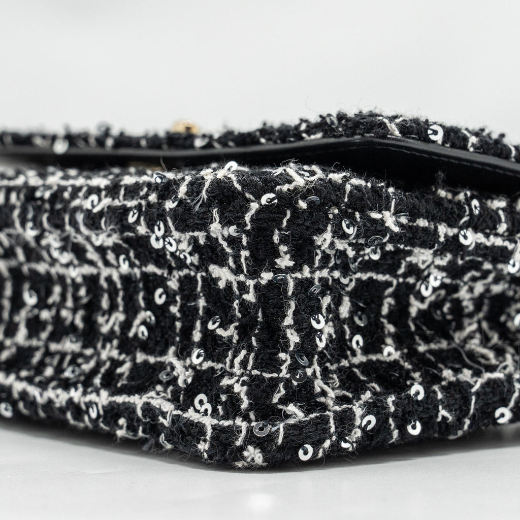 chanel-24p-detail-chains-wallet-on-chain-tweed-sequins-black-white-lghwmicrochip
