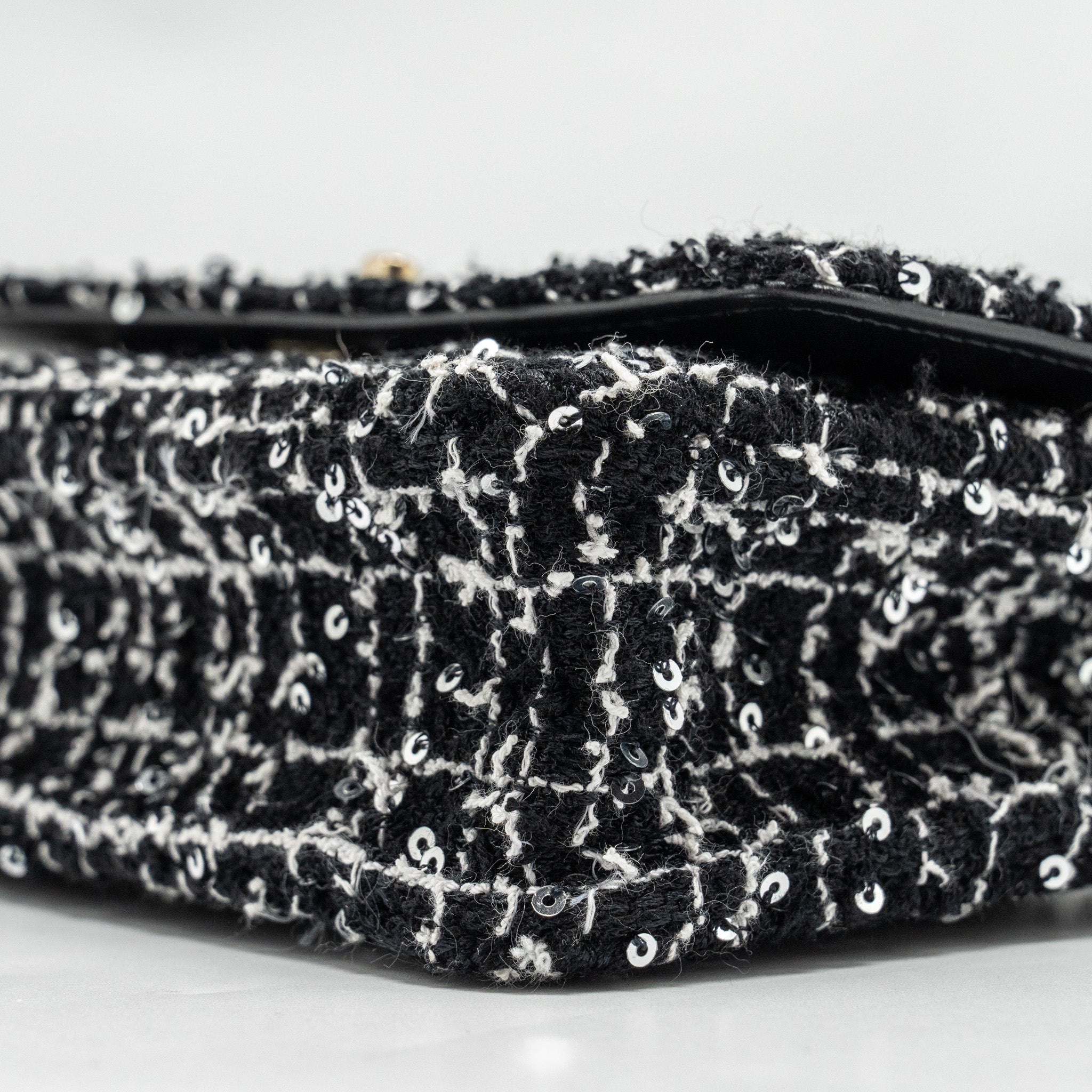 chanel-24p-detail-chains-wallet-on-chain-tweed-sequins-black-white-lghwmicrochip