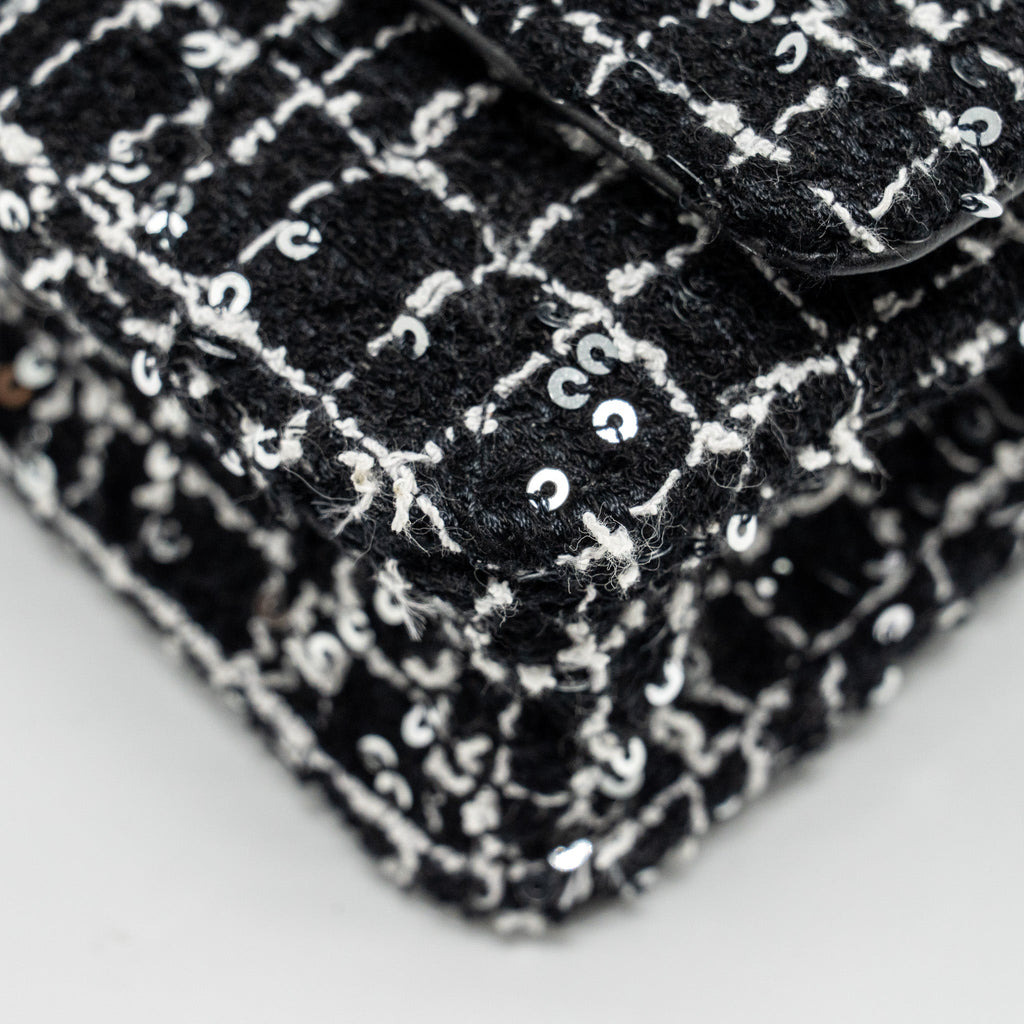 chanel-24p-detail-chains-wallet-on-chain-tweed-sequins-black-white-lghwmicrochip