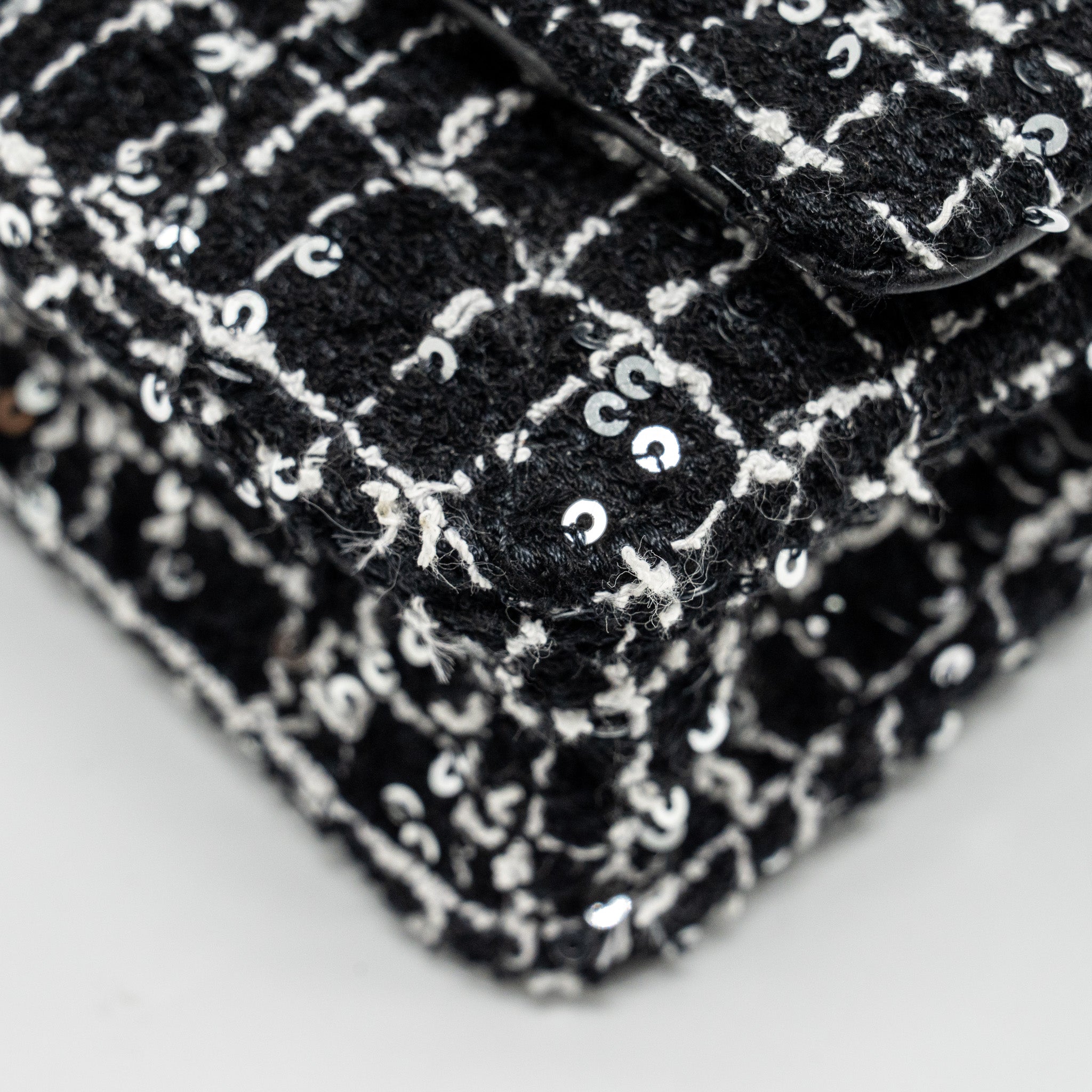 chanel-24p-detail-chains-wallet-on-chain-tweed-sequins-black-white-lghwmicrochip
