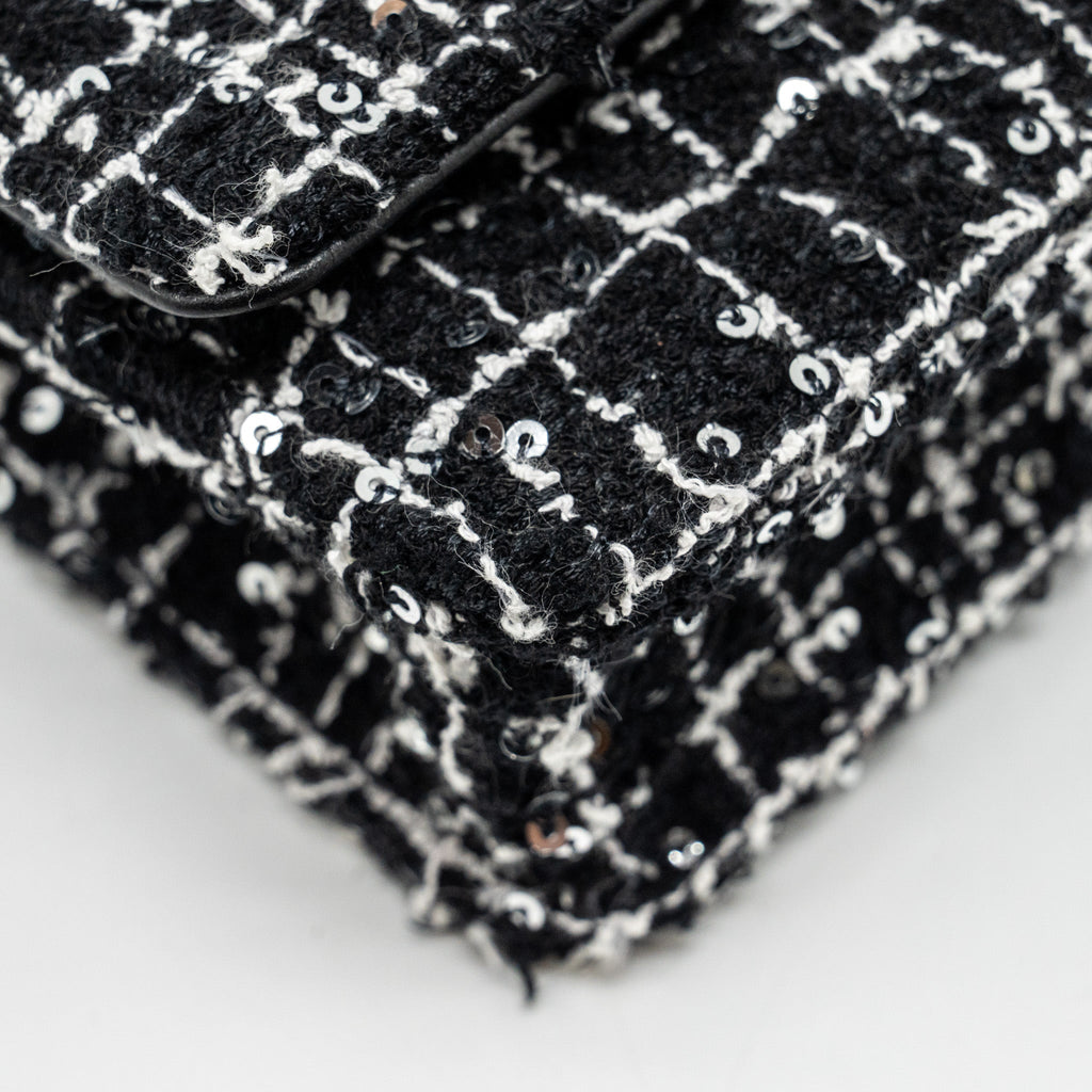 chanel-24p-detail-chains-wallet-on-chain-tweed-sequins-black-white-lghwmicrochip