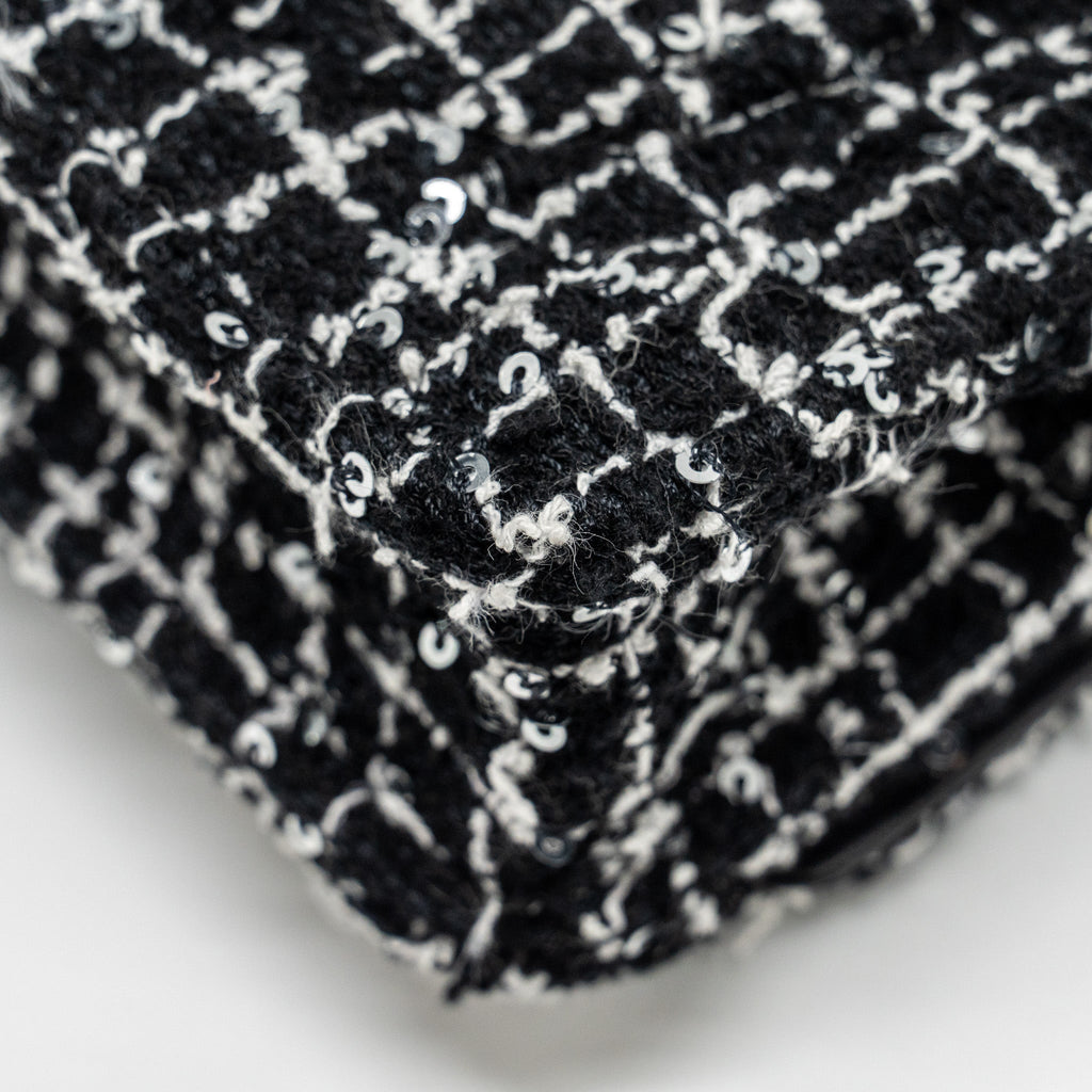 chanel-24p-detail-chains-wallet-on-chain-tweed-sequins-black-white-lghwmicrochip