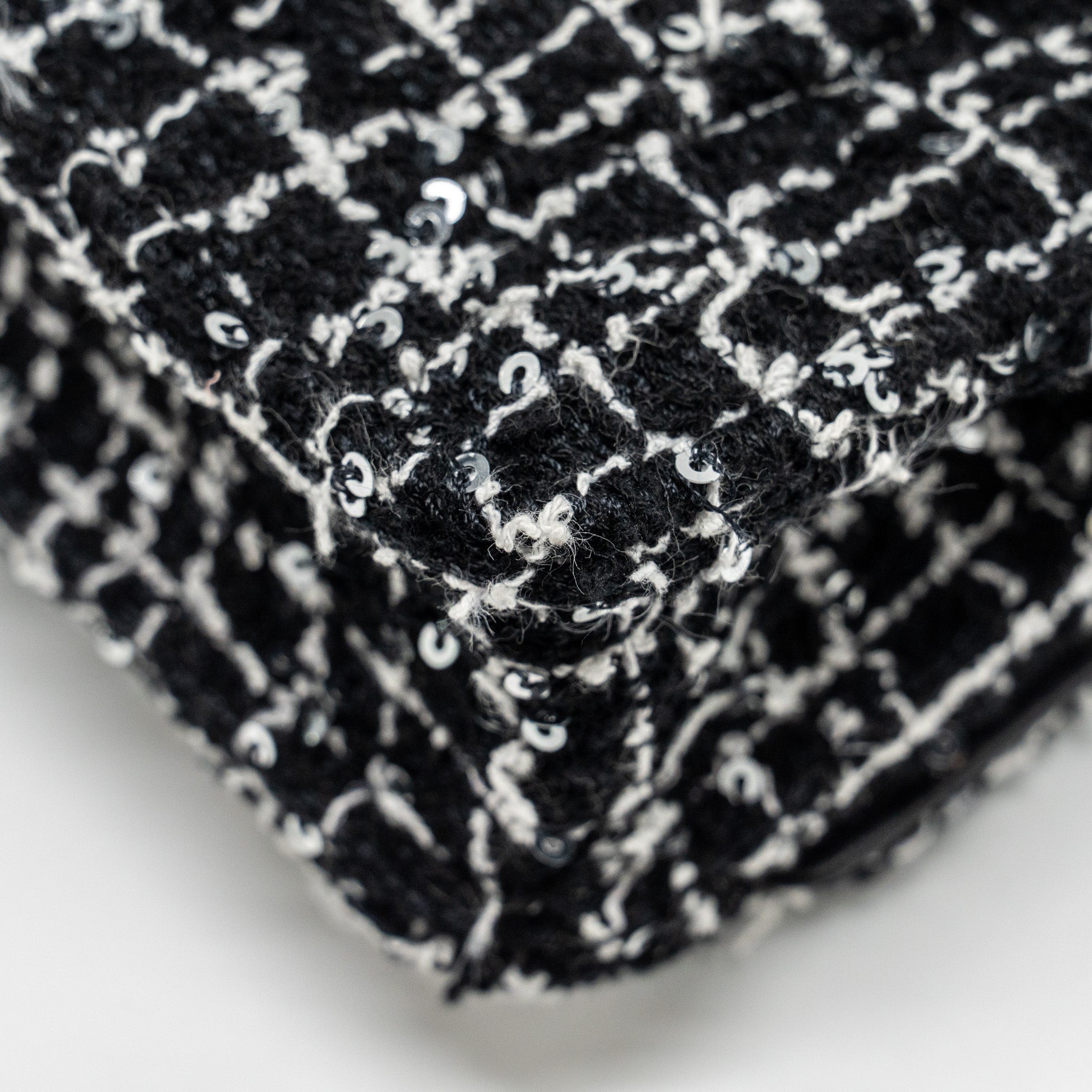 chanel-24p-detail-chains-wallet-on-chain-tweed-sequins-black-white-lghwmicrochip