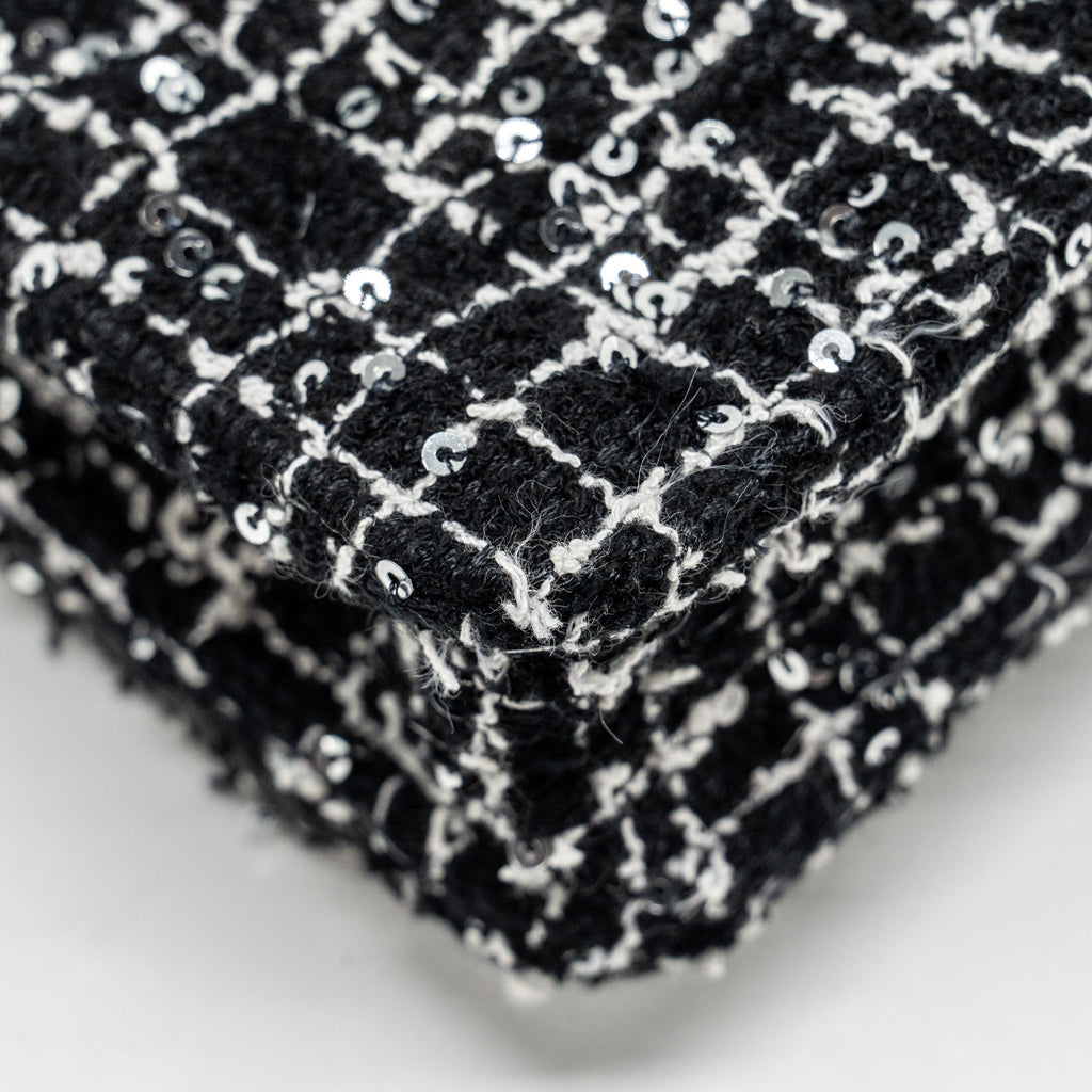 chanel-24p-detail-chains-wallet-on-chain-tweed-sequins-black-white-lghwmicrochip