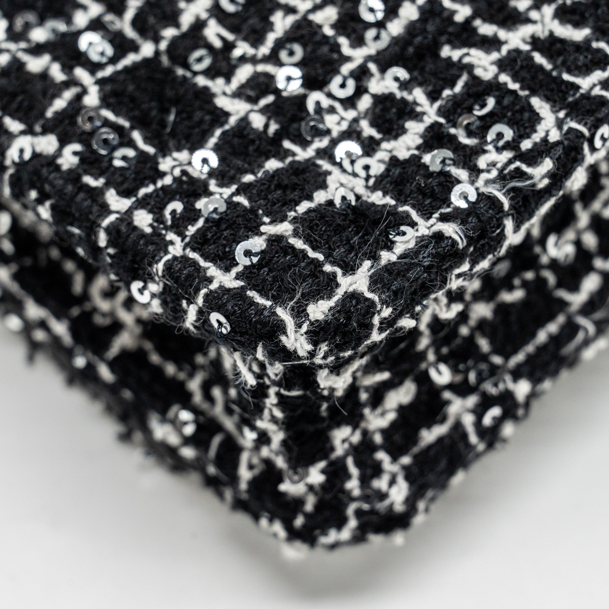 chanel-24p-detail-chains-wallet-on-chain-tweed-sequins-black-white-lghwmicrochip