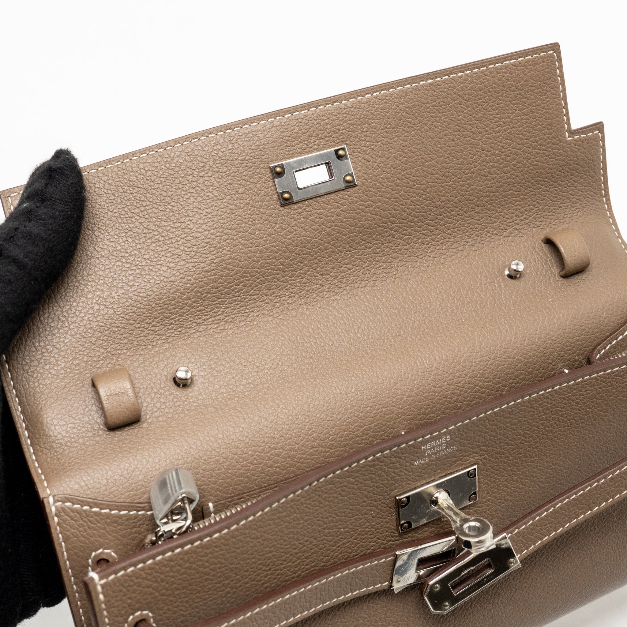 hermes-classic-kelly-to-go-evercolor-etoupe-shw-stamp-b