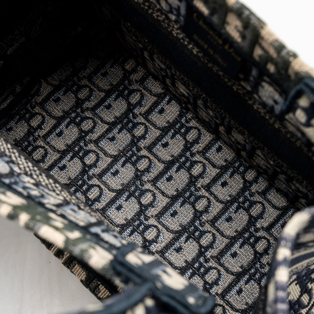 dior-small-book-tote-blue-ecru-dior-oblique-embroidry-copy