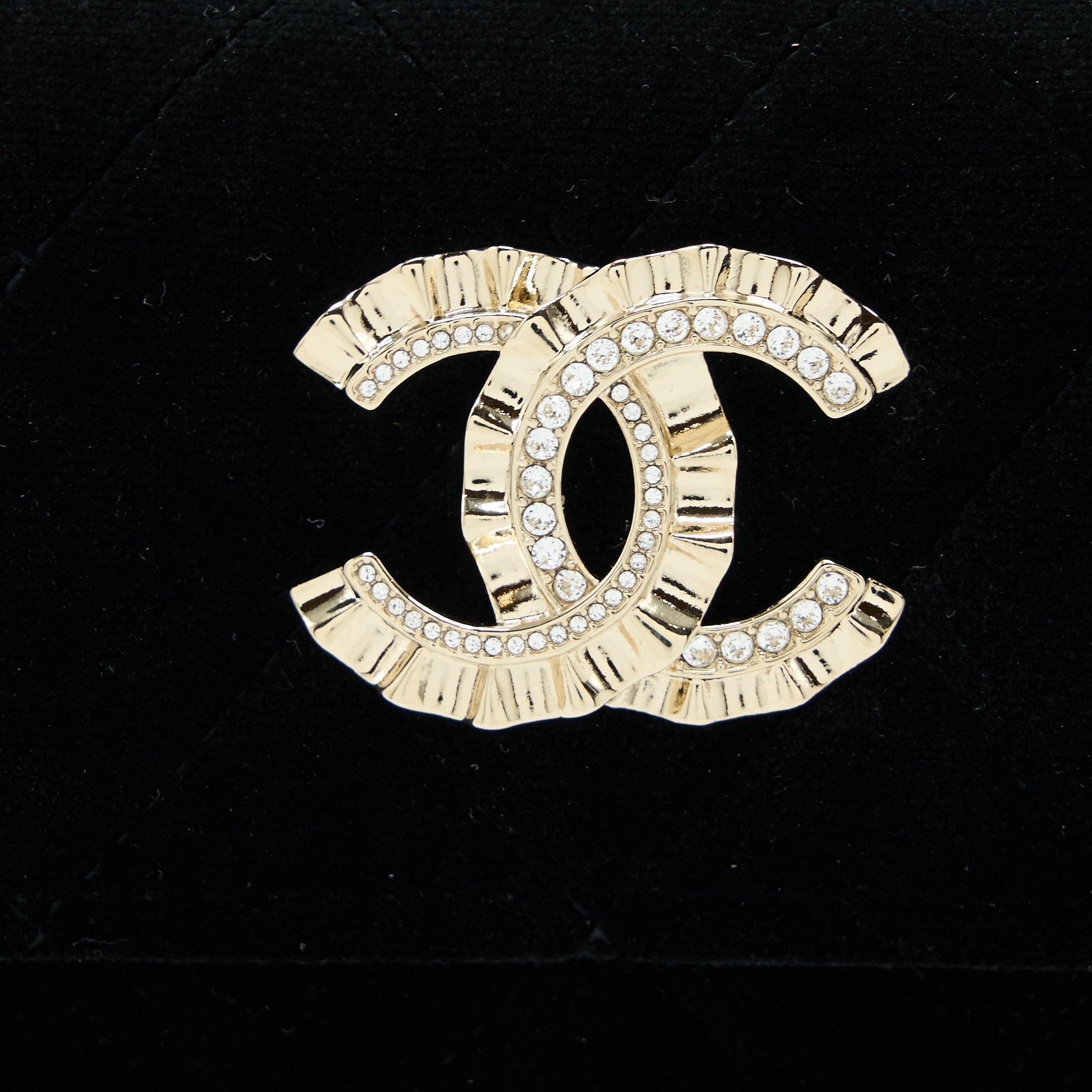 chanel-flap-card-holder-giant-cc-logo-velvet-black-lghw
